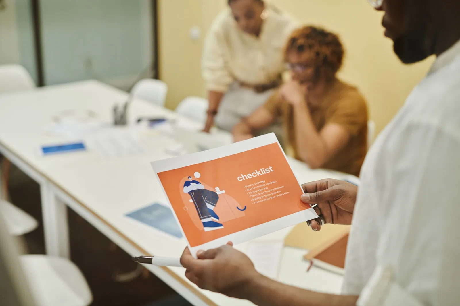 Equipa em reunião de trabalho a rever documentos e listas de verificação