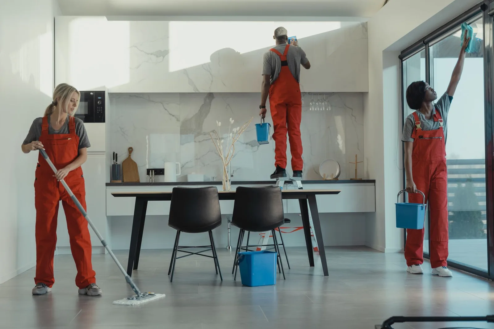 Equipa de limpeza profissional fardada a trabalhar num espaço interior