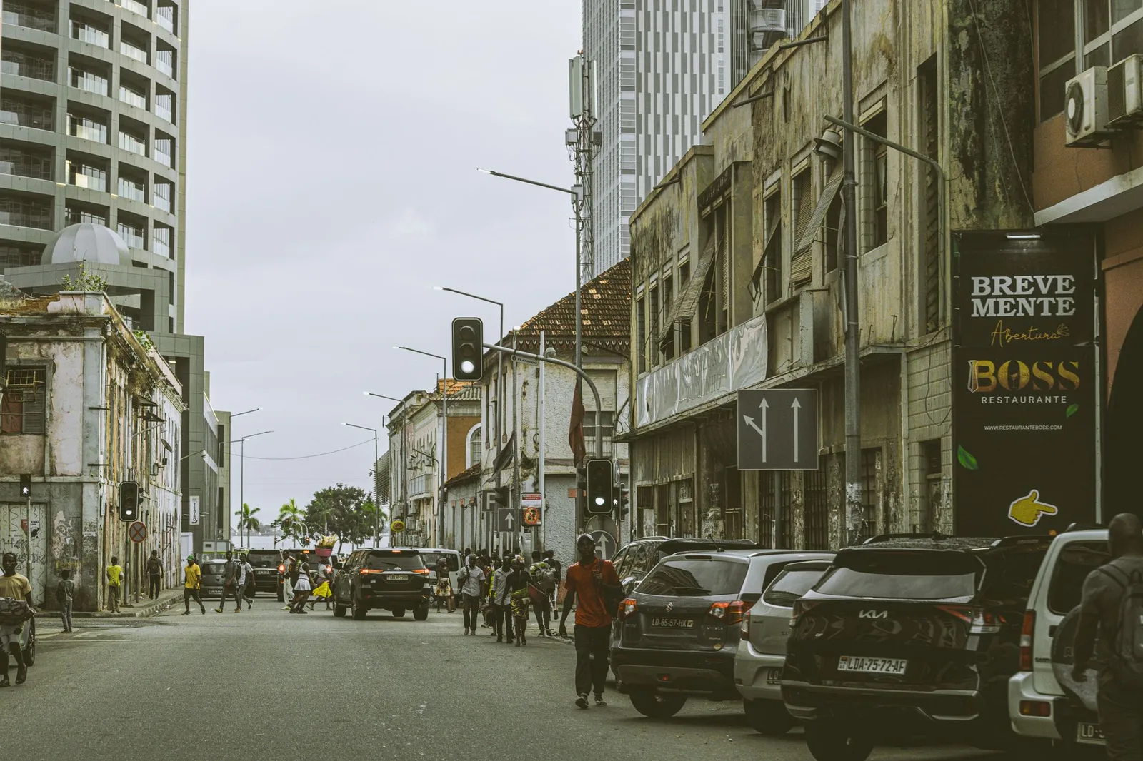Rua da baixa de Luanda, com edifícios históricos e modernos